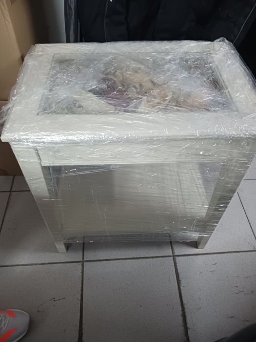 Mesa branca de apoio