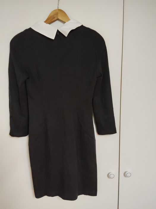 Lindo Vestido  Preto de Lã com Gola Branca amovível Escada