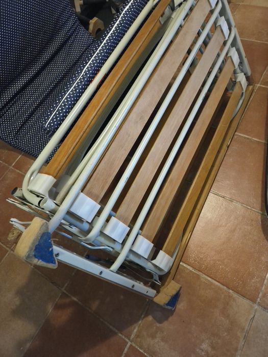 Cama dobrável prática com colchão