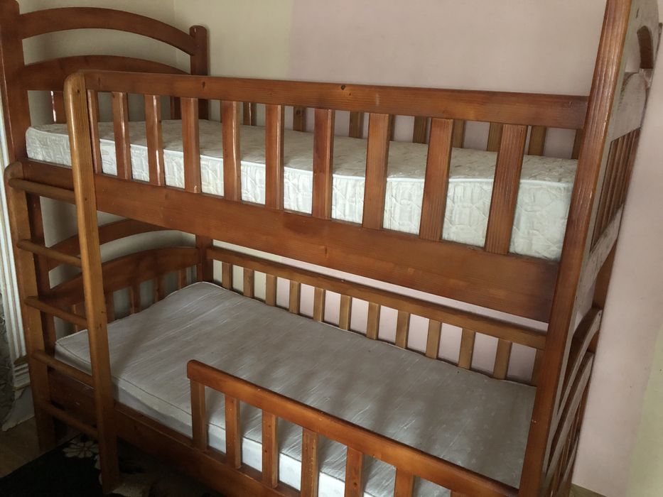 Продам ліжко на 2 поверхи б/у з матрацами