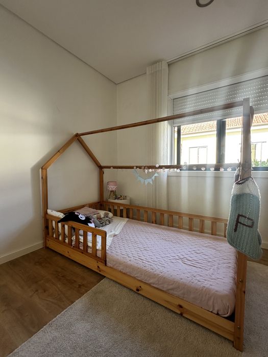 Cama em madeira formato Casa