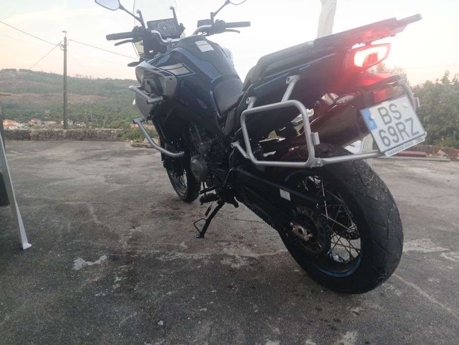 Vendo  800 MT sport cfmoto moto impecável com um ano de uso com 4000 km  com 2 anos de garantia pela marca revizao de um ano feito dia 31/08