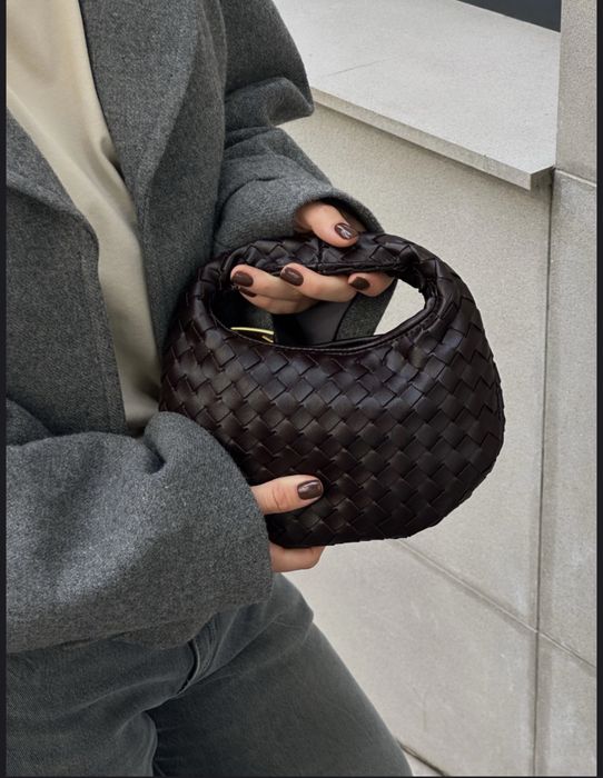 HELEN BAG Chocolate — плетена сумка з золотою фурнітурою