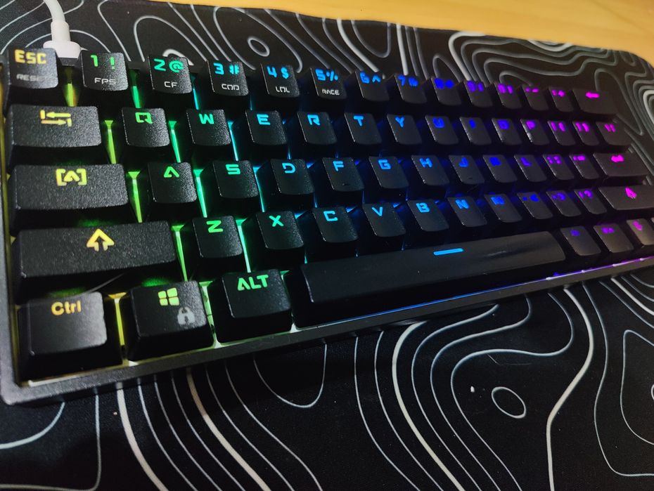 Teclado Mecanico 60% Hotswappable Skyloong GK61 HyperX keycaps.