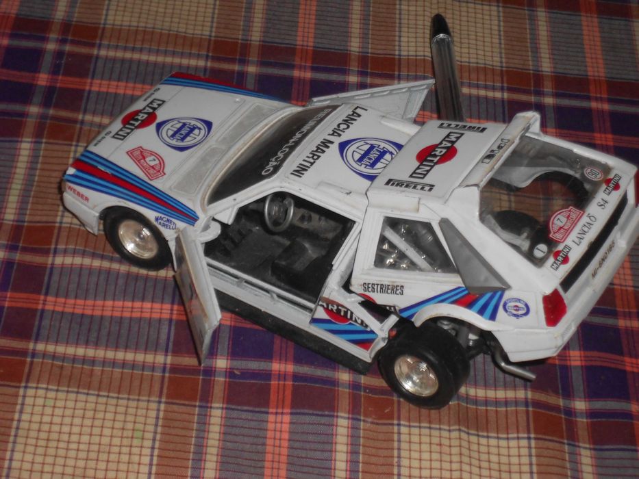 Miniaturas Colecçao Jeep Maisto 1/27 e Lancia Delta Burago 1/24