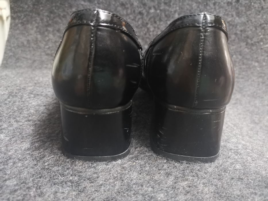 Sapatos pretos de senhora nr. 38