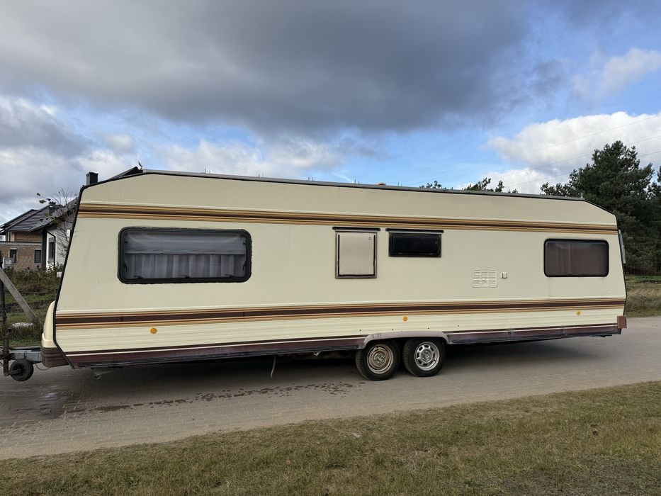 Buerstner 650 z dachem i namiotem.