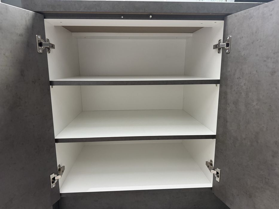 Wyspa kuchenna wraz z krzesłami typu hoker