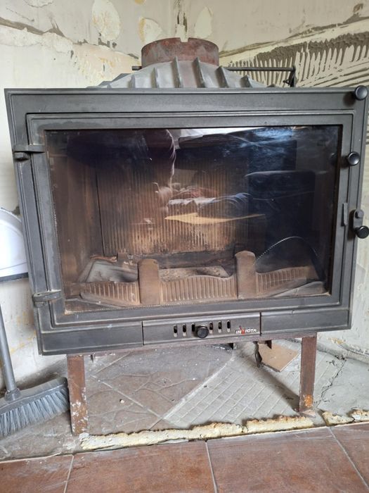 Kominek z rurami i dotatkami