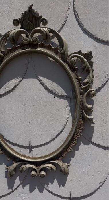 Moldura oval em metal estilo barroco / rococó