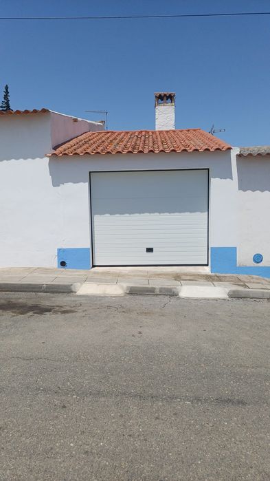 Moradia T2 remodelada, quintal, garagem
