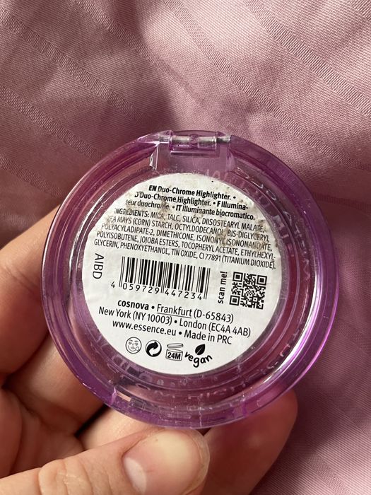 Rozświetlacz meta glow essence  duo-chrome