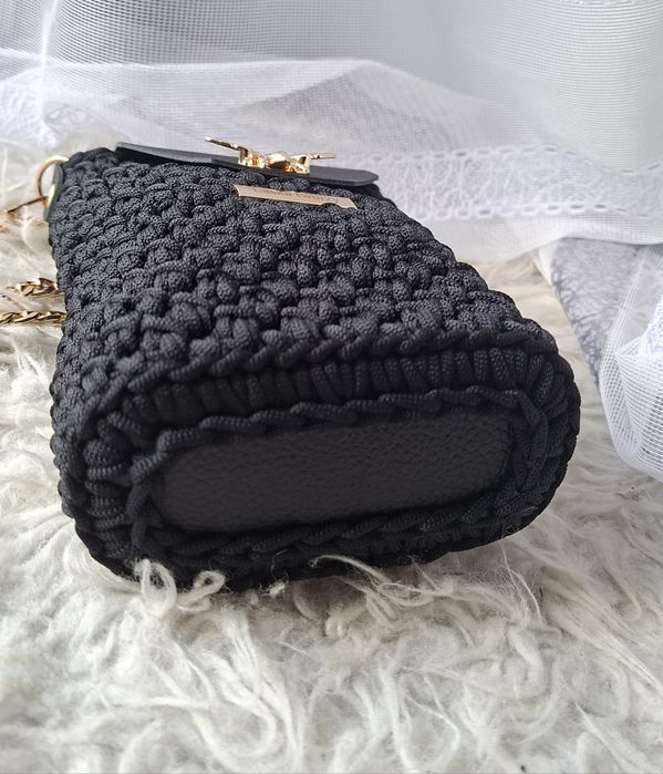 Torebka handmade etui na telefon czarne pszczoła łańcuszek złoty