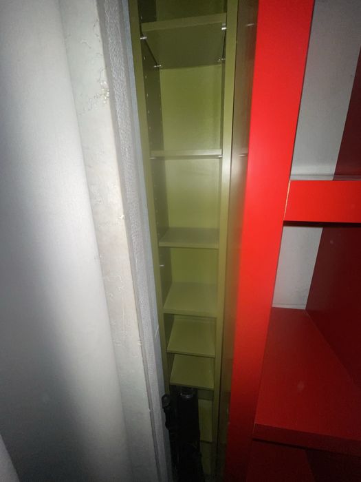 Estantes branca ikea 150x90x32 vermelha e verde