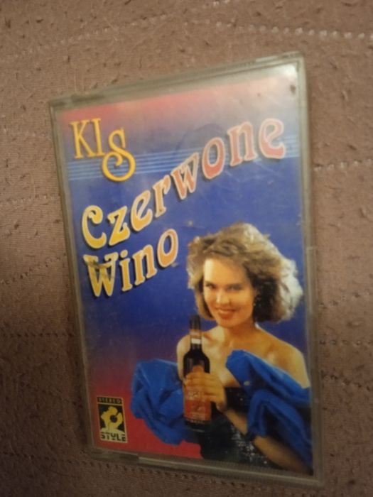 Kaseta magnetofonowa czerwone wino