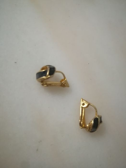 Brincos dourados e pretos