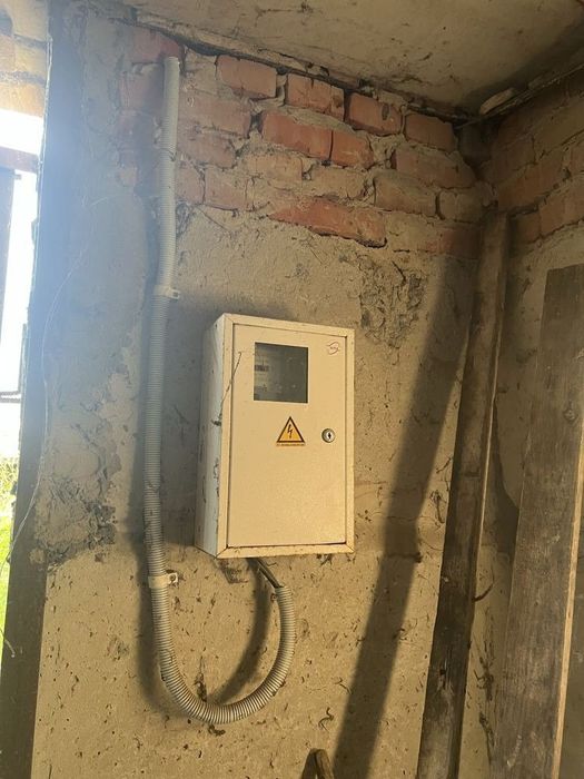 Цегляний будинок в с. Городок біля річки Устя.