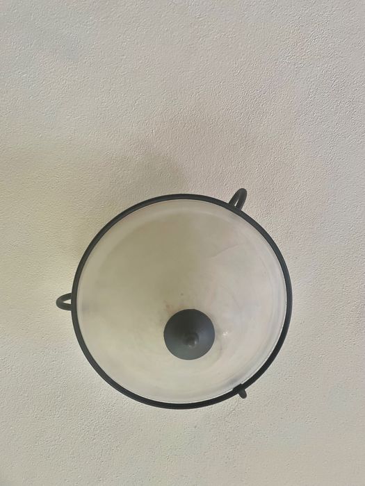 Candeeiro de teto em vidro e ferro forjado