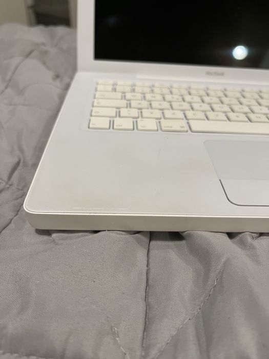 Macbook white A1181