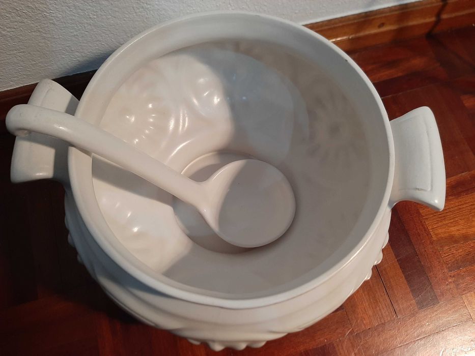 Terrina branca da marca OAL, Made in Portugal