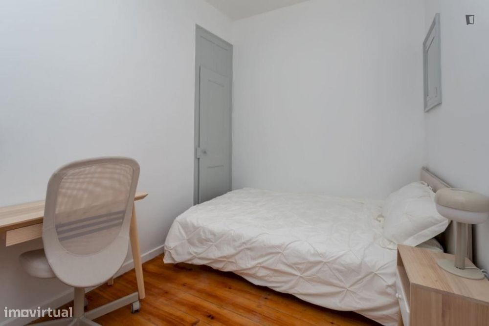 Apartamento com 5 quartos - localizado em Anjos Lisbon