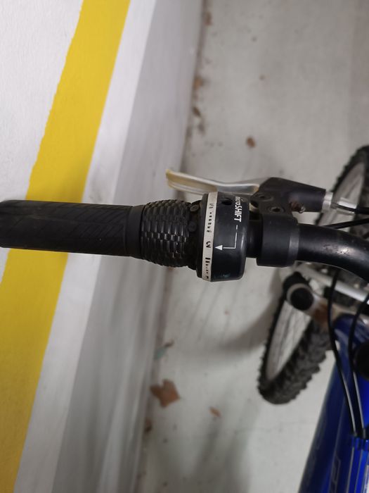 Bicicleta com mudanças e suspensão