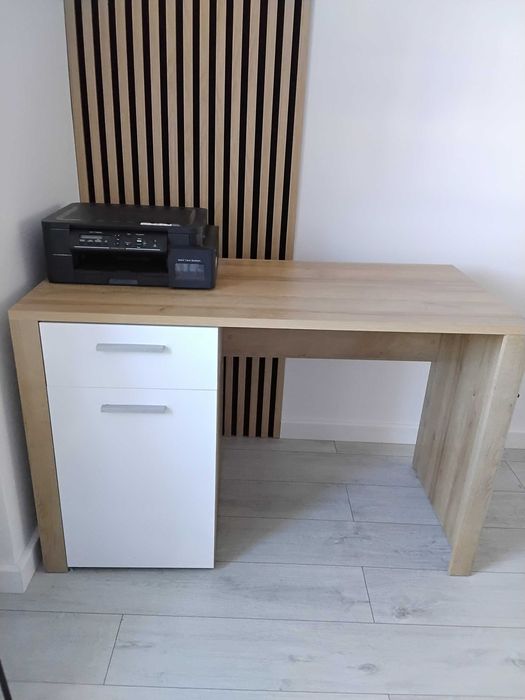 Biurko biel z dodatkiem drewna