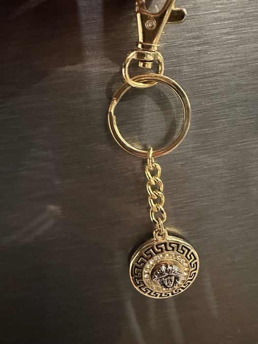 brelok z głową versace
