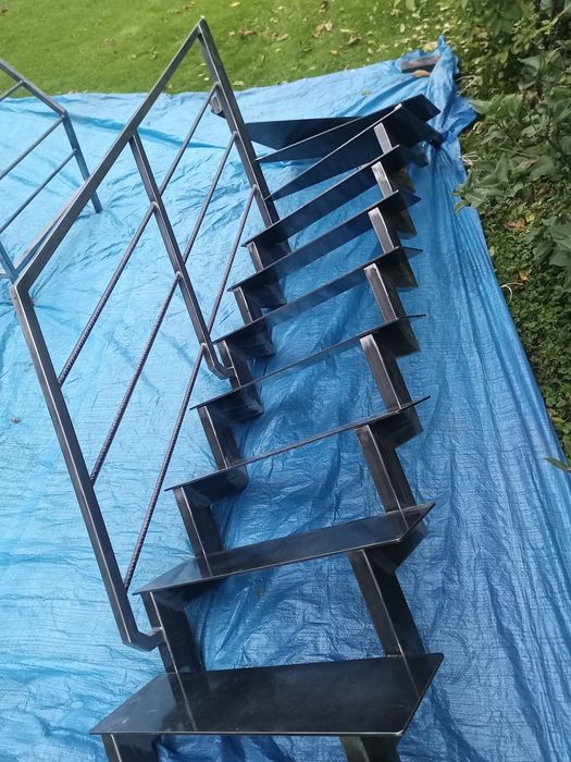 Schody metalowe solidne z balustradą