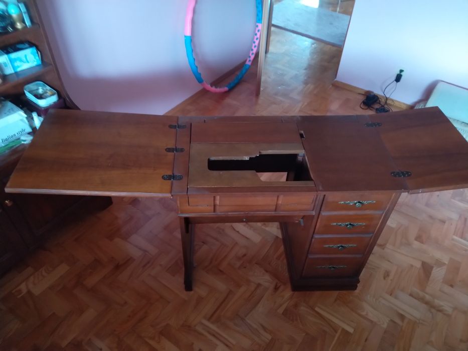 Stolik do maszyny do szycia drewniany
