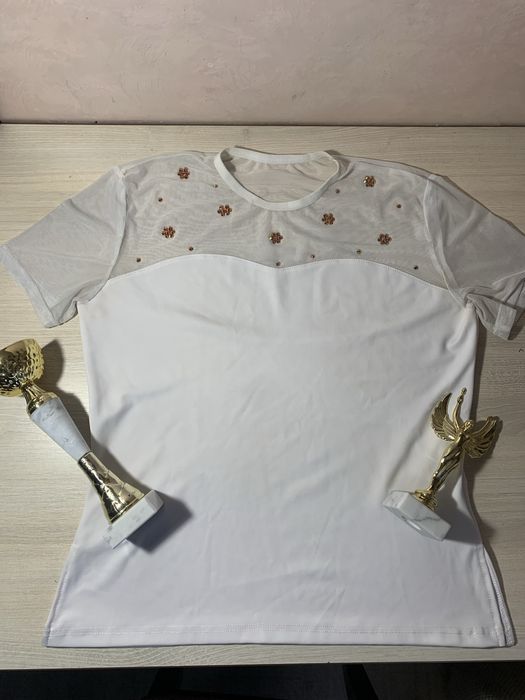Біла футболка з декором для виступів, ніжна