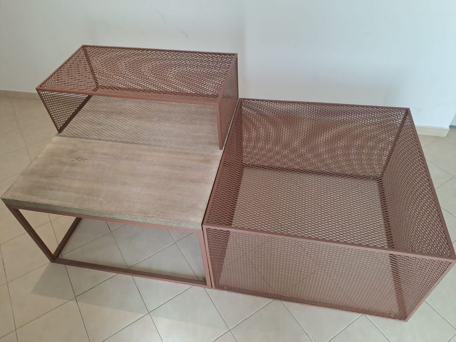 Mesa de ferro castanho com tampo em madeira