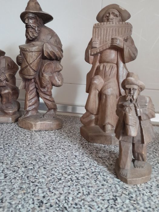 Estátuas em madeira, individuais ou o conjunto