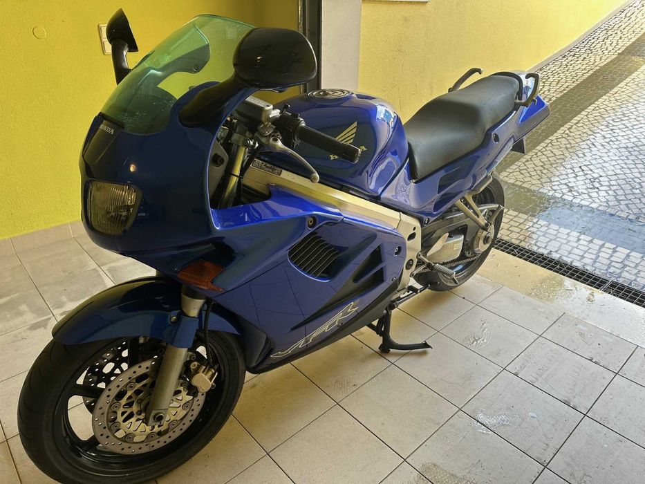 Honda VFR 750F (RC36) V4