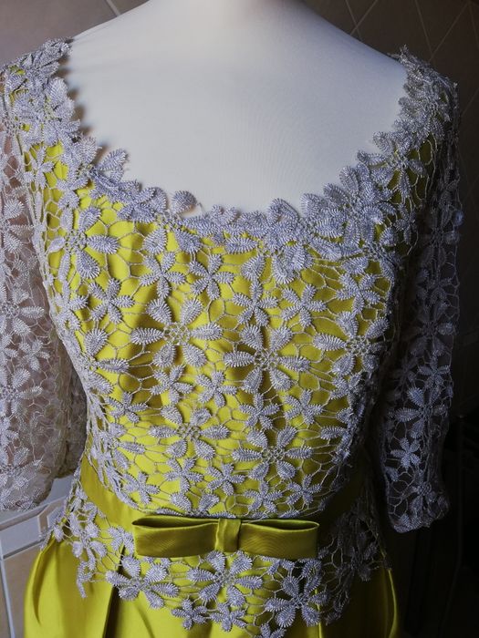 Vestido de cerimónia em amarelo mostarda