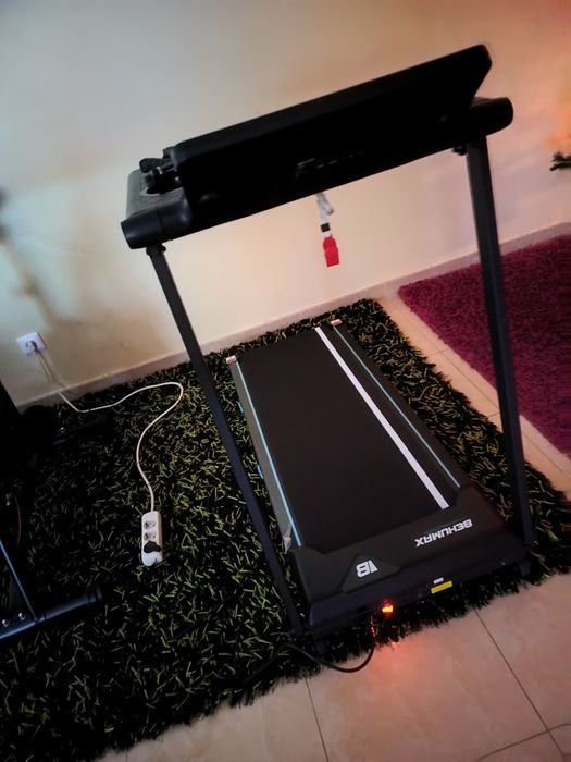 Passadeira de qualidade nova com mesa, com garantia de mais de 2 anos