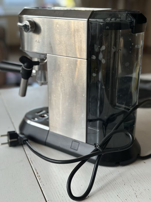 Продам кофеварку Delonghi Dedica EC 685