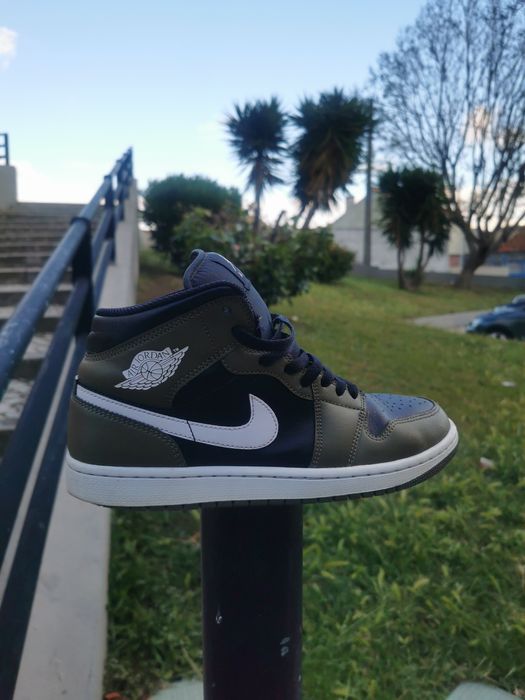 Air Jordan 1 Mid Originais em verde tropa e preto. Tamanho 42