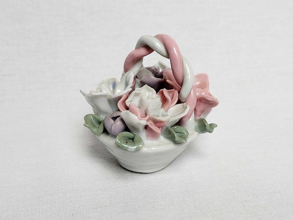 Koszyczek Porcelanowy z Kwiatami – Kompozycja Florystyczna