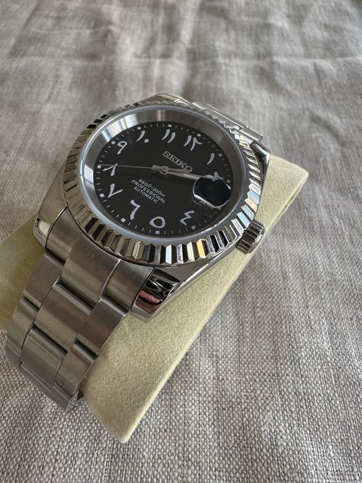 Relógio Seiko automático Datejust preto numerais árabes bezel fluted oyster elegante