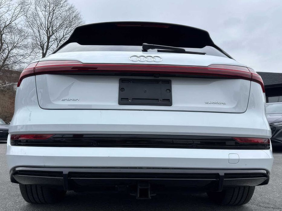 Audi e-tron Premium quattro      2022