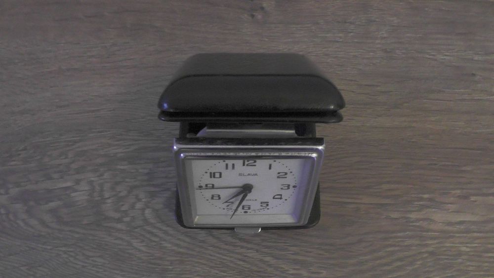 Zegar budzik w futerale