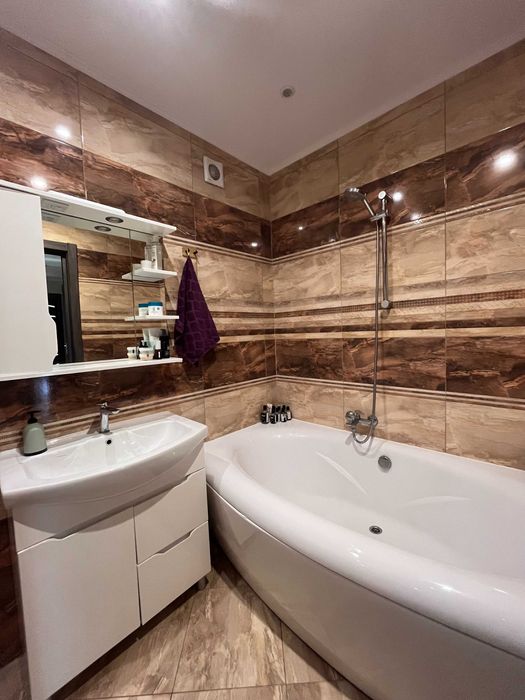 Велика 3 кімнатна квартира у Калиновій Слободі