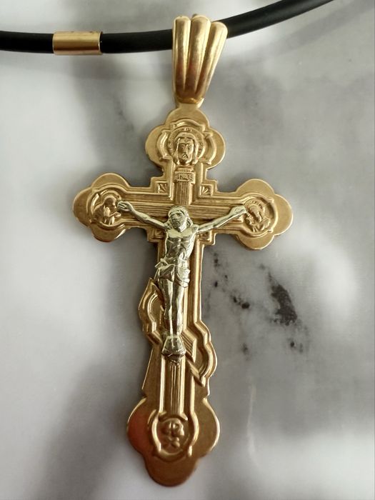 Золотой крестик со шнурком с золотыми встааками