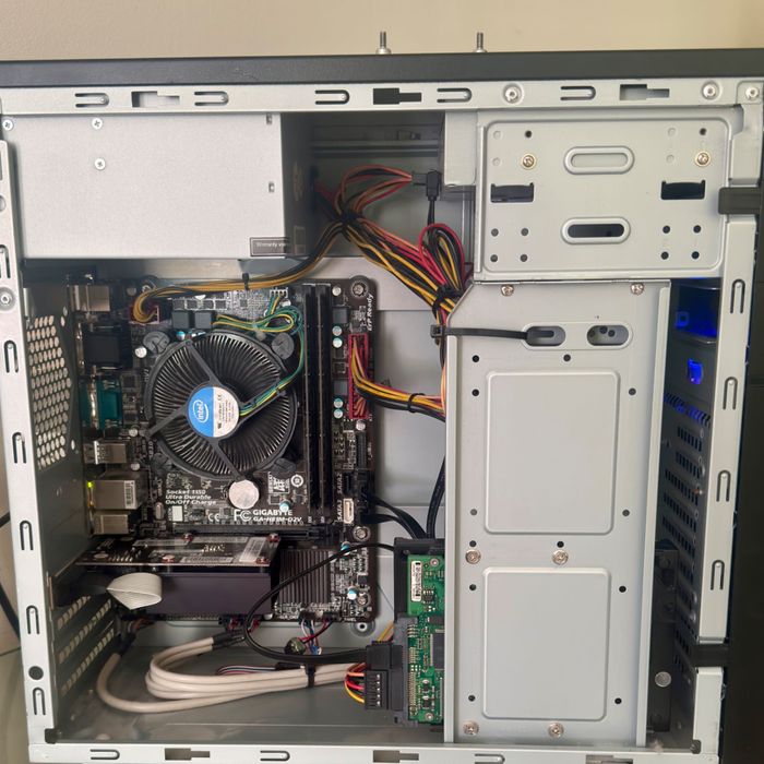 Komputer PC z Windows 11 Home