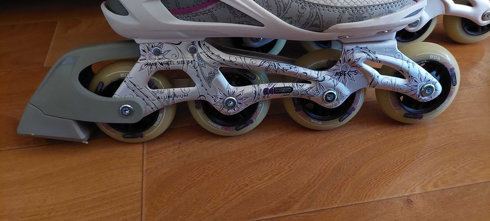 Нові роликові ковзани reaction  R206W