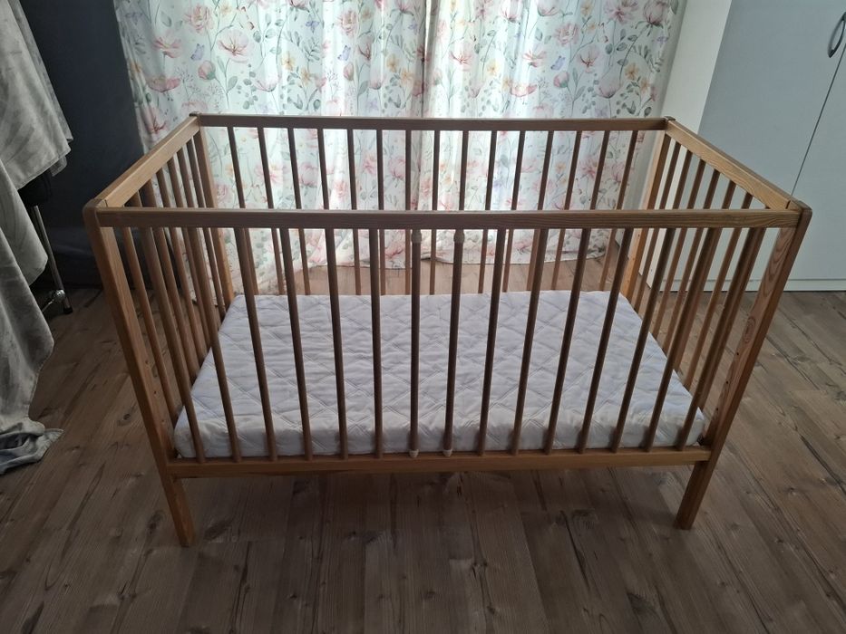 Łóżeczko drewniane z materacem