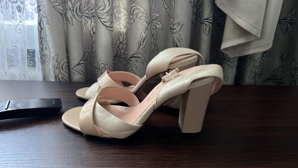 Продам босоніжки