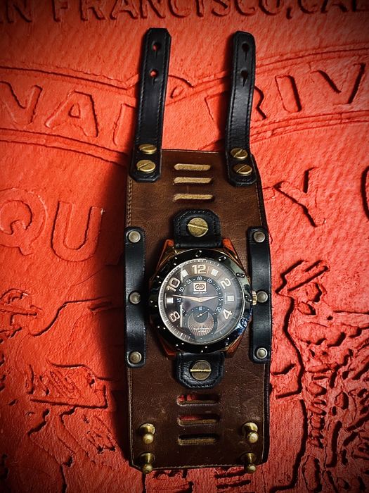 Часи Marc Ecko Black Gold