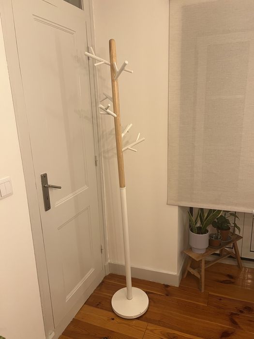 Cabide branco estilo árvore gato preto